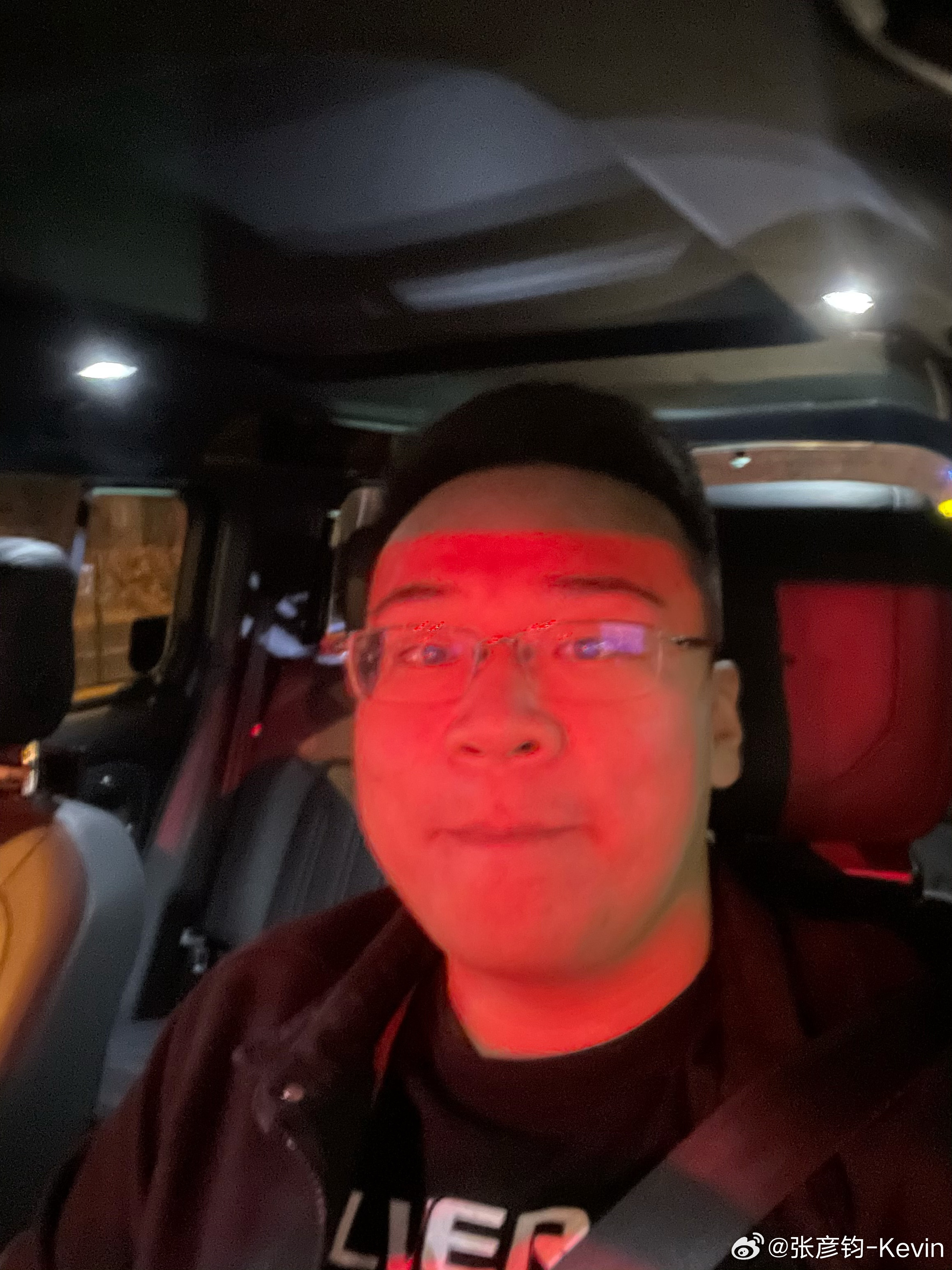 换了个比以前年轻30岁的理发师，我感觉自己至少年轻了10岁。[吃瓜] ​​​