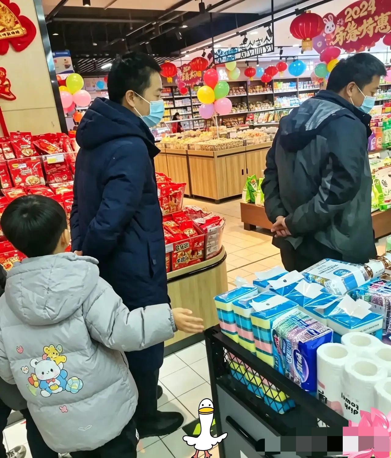 天津一男子因为老婆出轨，果断选择了离婚，一年后他在超市遇到了前岳父，前岳父说他女