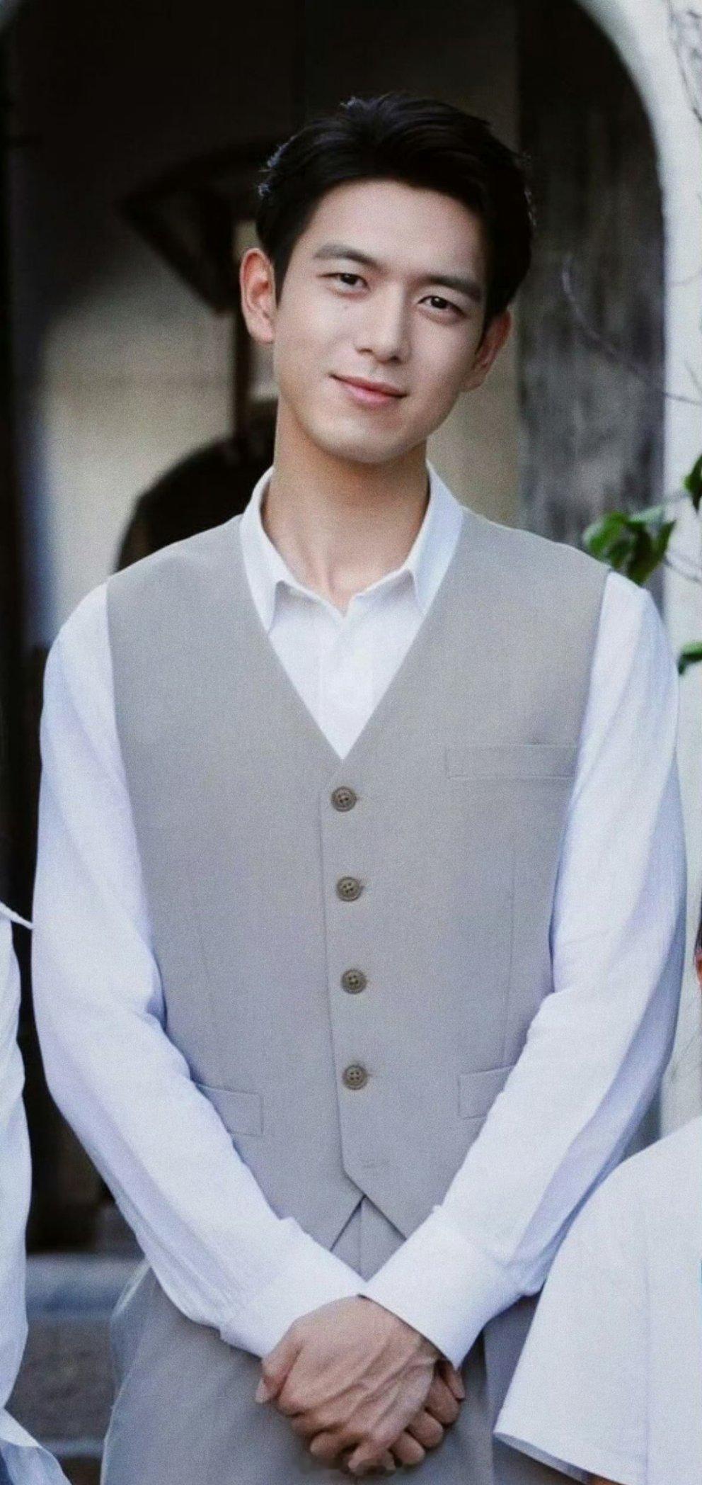 李现饰演的上官诚明最新路透照，李现真的好适合这种温文尔雅的书生气质妆造，现在甘于