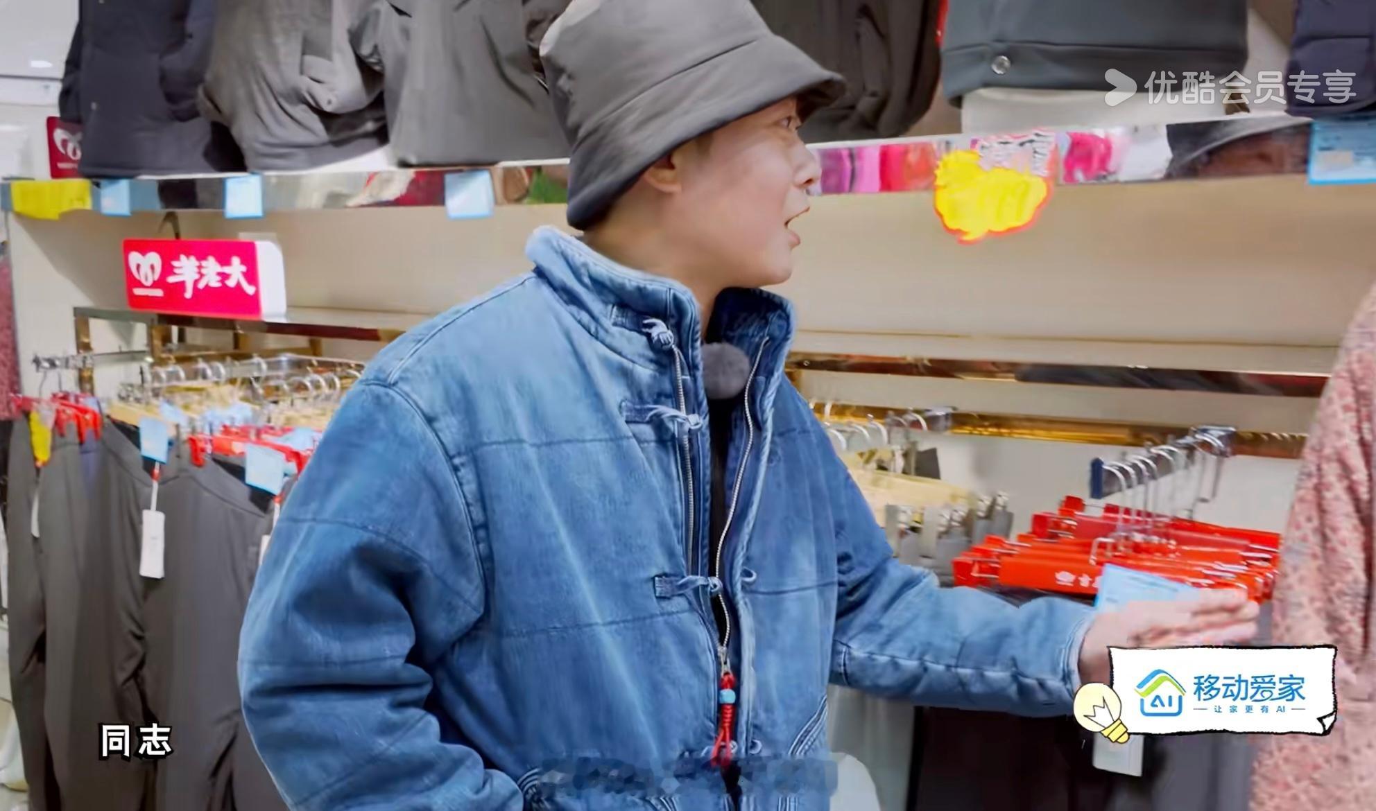 此人已疯👇甚至长短袖都不分了🙈 