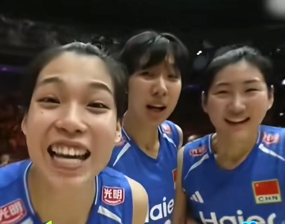 首战收官
全球女排胜负排行榜
(中国队稳居第六)
1.巴西：4胜0负 积11分