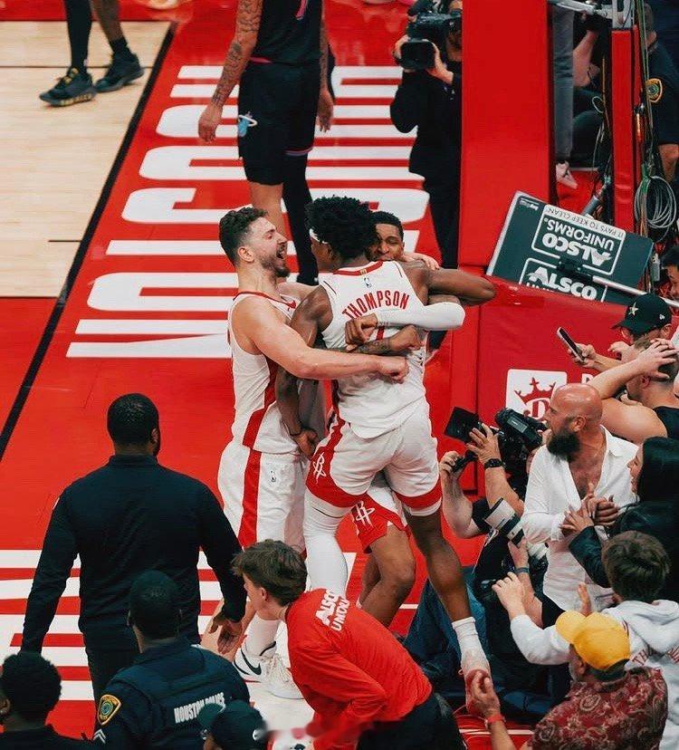 斯通被问到如何评判火箭本赛季季后赛是否成功：“就看两点：是否拼尽全力、是否打出应