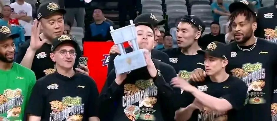 辽宁队三连冠背后，郭士强和杨鸣的差别在哪里？杨鸣赶上了国内球员兵强马壮，外援强的
