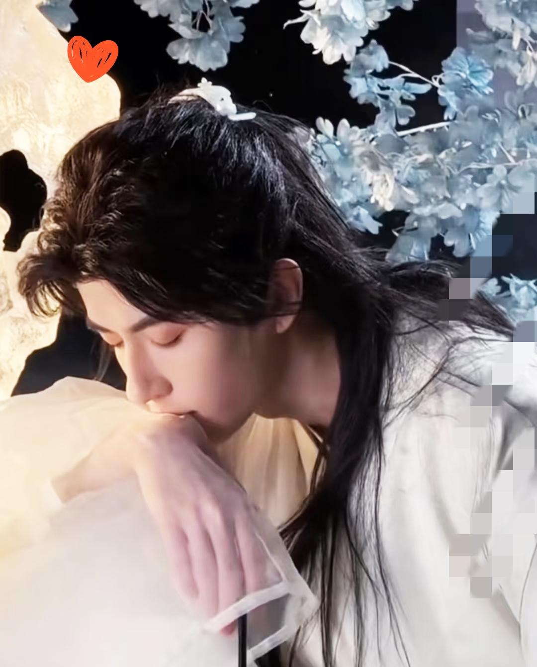 我剧组跑龙套的朋友，
之前偶遇过于朦胧好几次，
他跟我吐槽：这人也太

温柔了，
