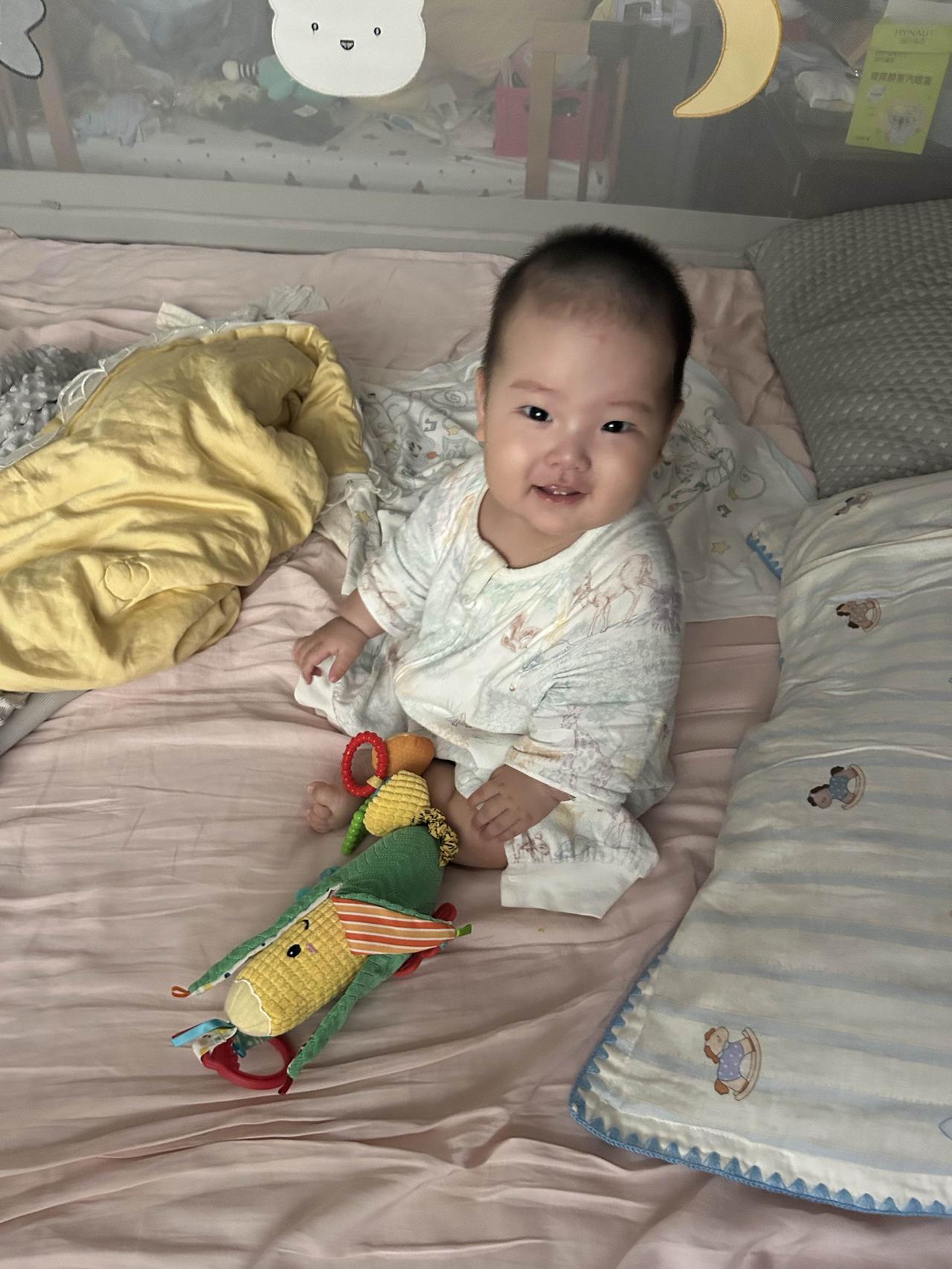6个月的胖宝宝，体重真是让人很是焦虑，一只手根本抱不住，只能推着小推车去遛娃，足