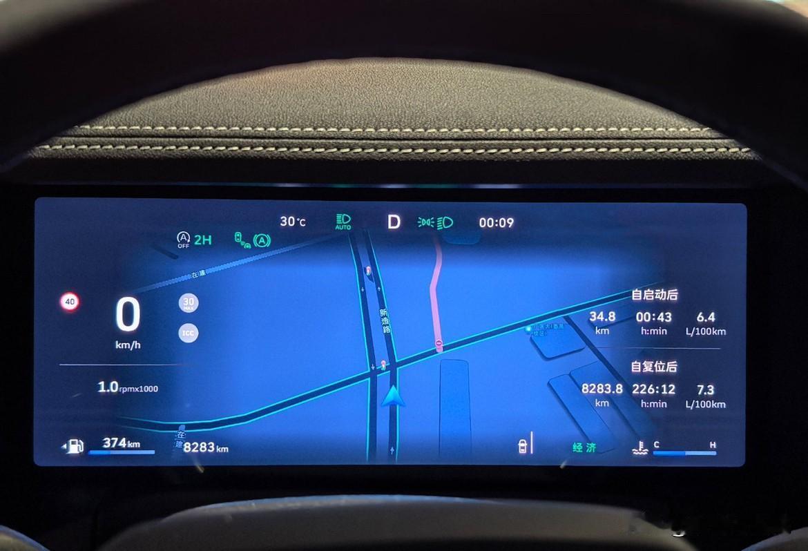昨晚车瘾犯了，大半夜出去溜达了三十多公里。

半夜不堵车，本来想刷个超低油耗炫耀