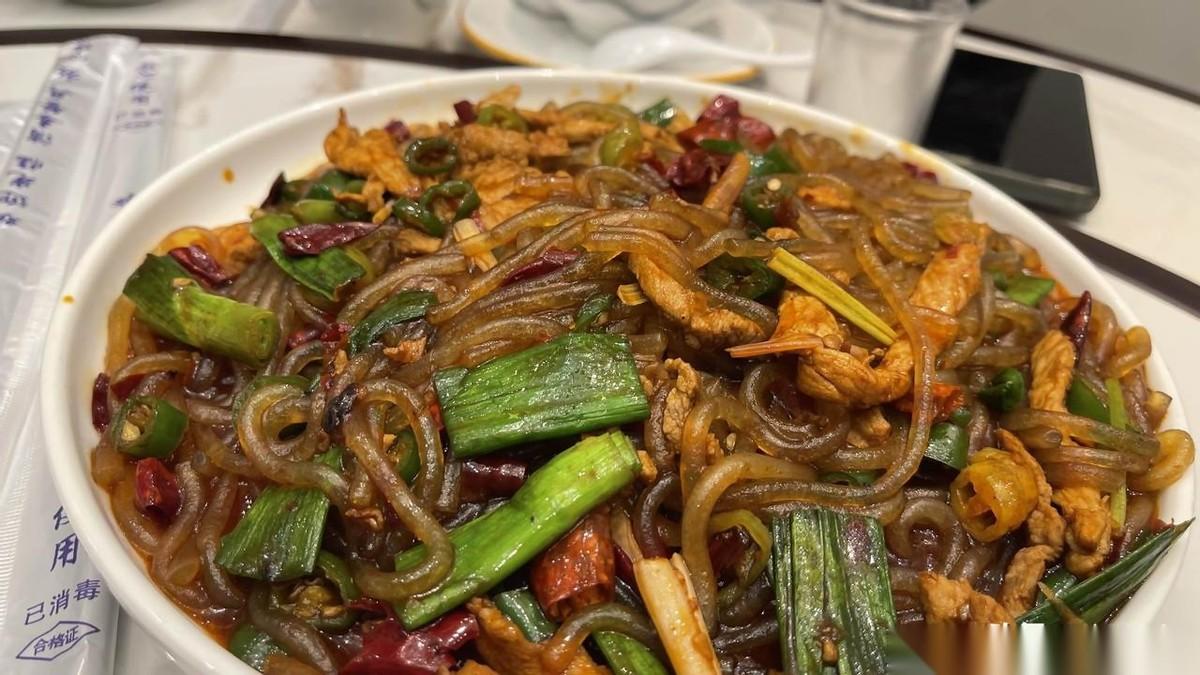 同样是农村镇子上的饭店，旬邑太村，和彬州北极差远了。你知道农村镇子上的饭店有多好