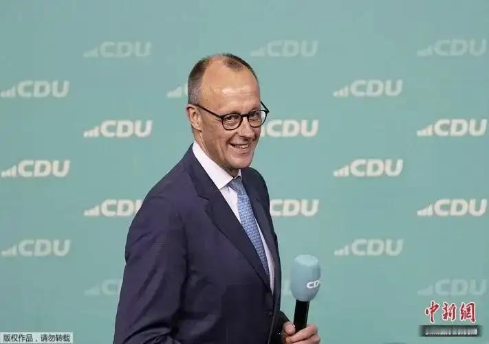 德国总理默茨已乘专机前往北京开启访问。默茨在登上飞机前，他发表了演讲，默茨称: 