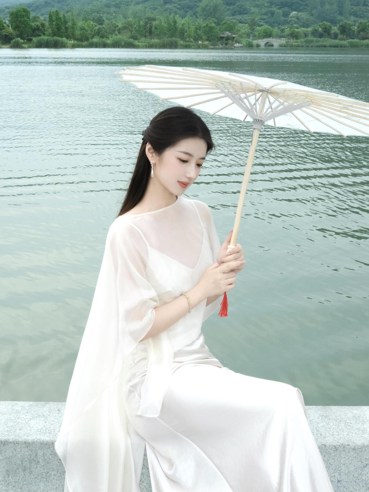 在湖边撑起一把伞感受宁静与优雅的时光温柔温婉江南水乡江南烟雨美学 古风古韵