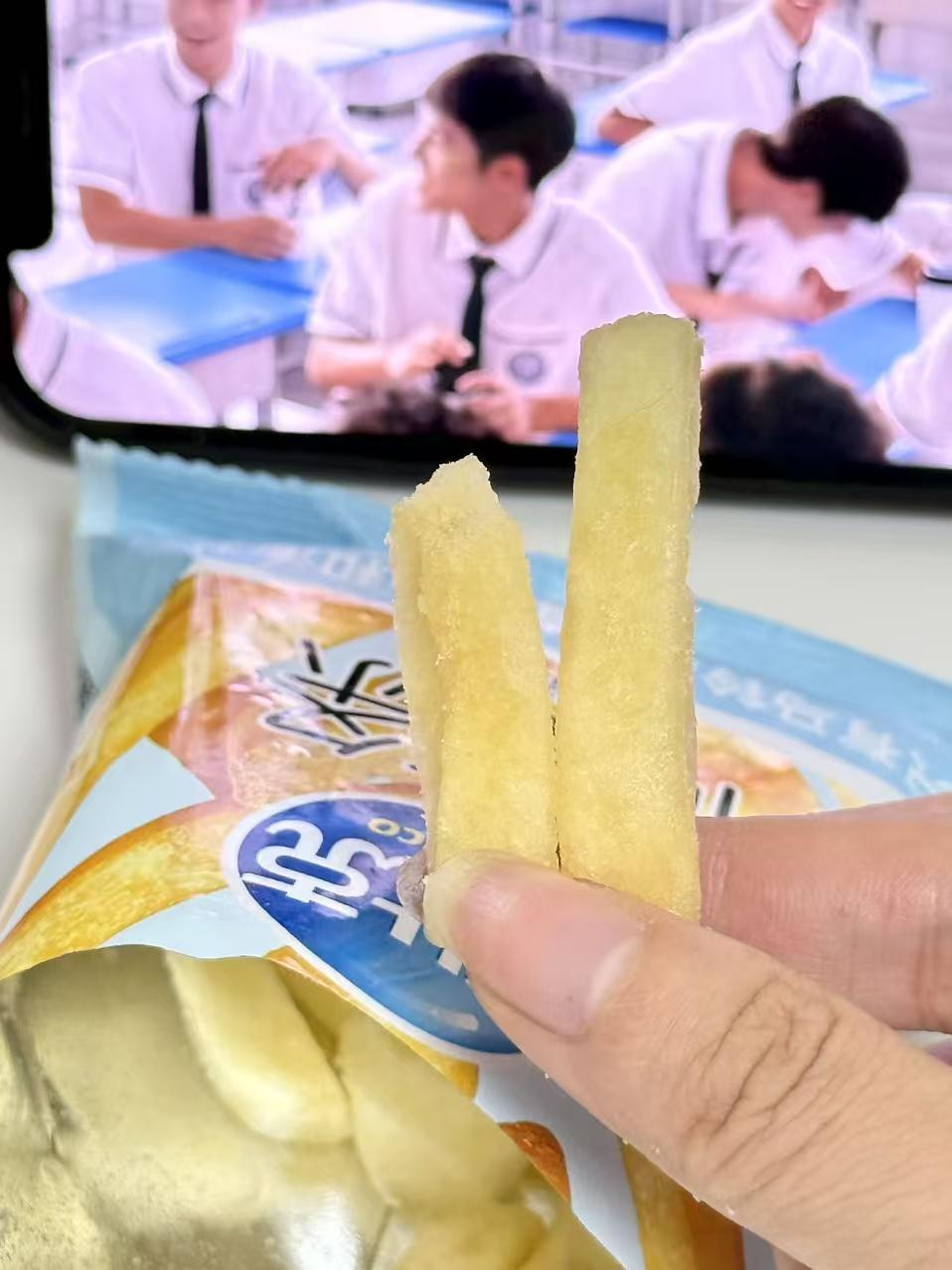 谁的学生时代，都有一包可比克。如今国民薯片迎来新篇章，张凌赫出任可比克品牌代言人