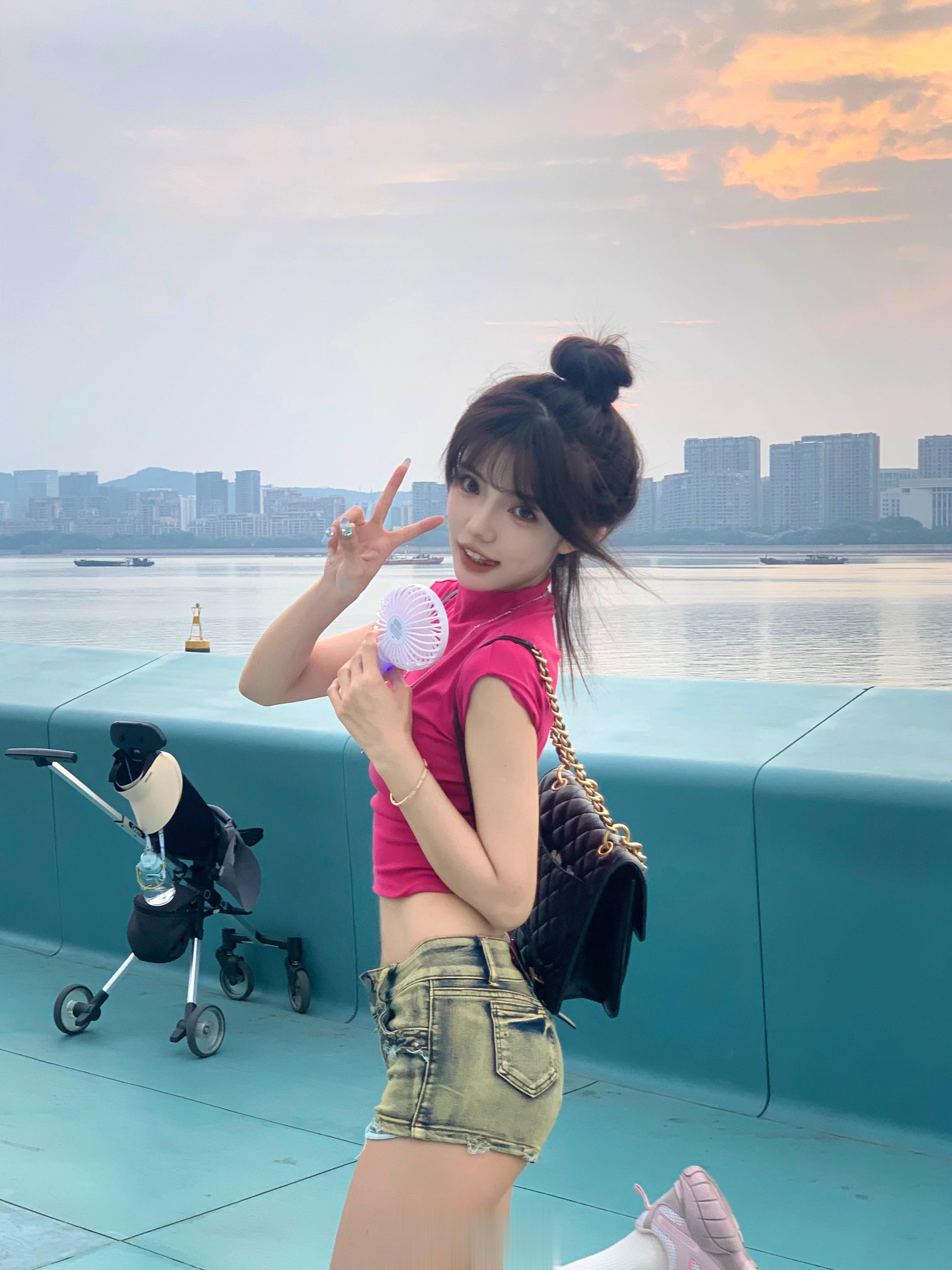 带小狗出来散散步🚶‍♀️ ​​​