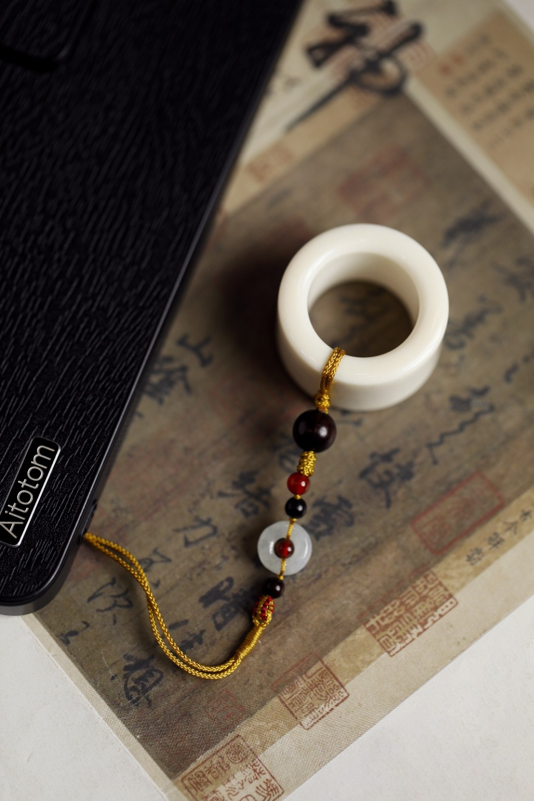 鹿角【扳指】挂件料质细腻凝润，手感舒适；做了设计搭配，一器多用，包挂、手机挂、钥