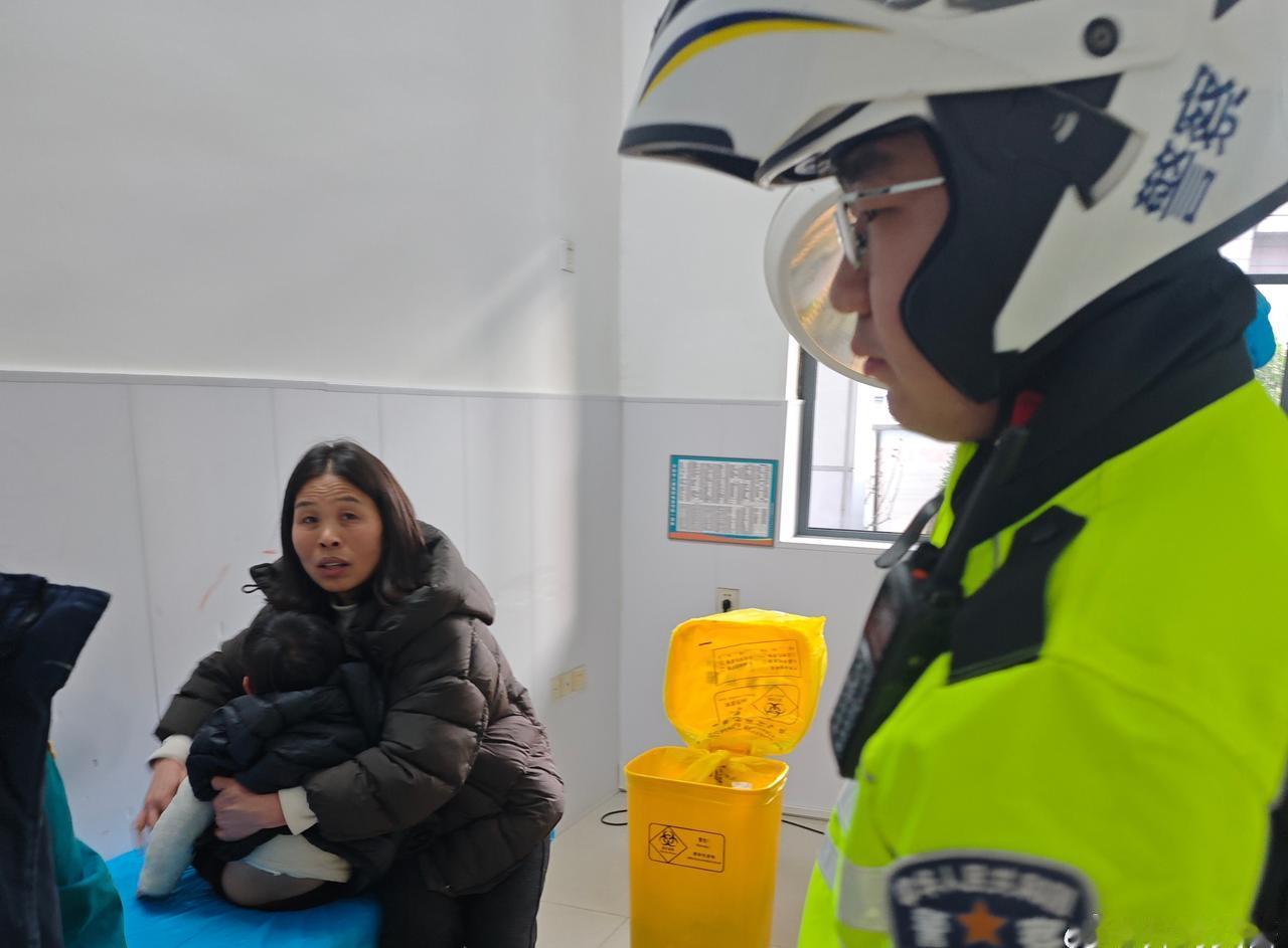 春节万家团圆时，亦是交警坚守日。大年初一，处处洋溢着新春喜庆氛围，市区出行车流迎