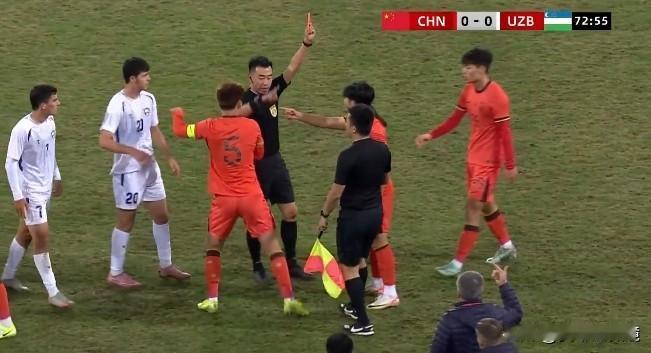 汪士钦熊猫杯再现争议，拉拽+怒推对手遭直红罚下！

在U22国足对阵乌兹别克斯坦