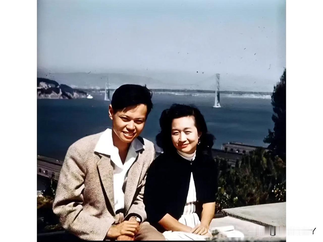 1956年，杨振宁与妻子杜致礼在旧金山，留下的美好瞬间。杨振宁当时34岁，英俊潇