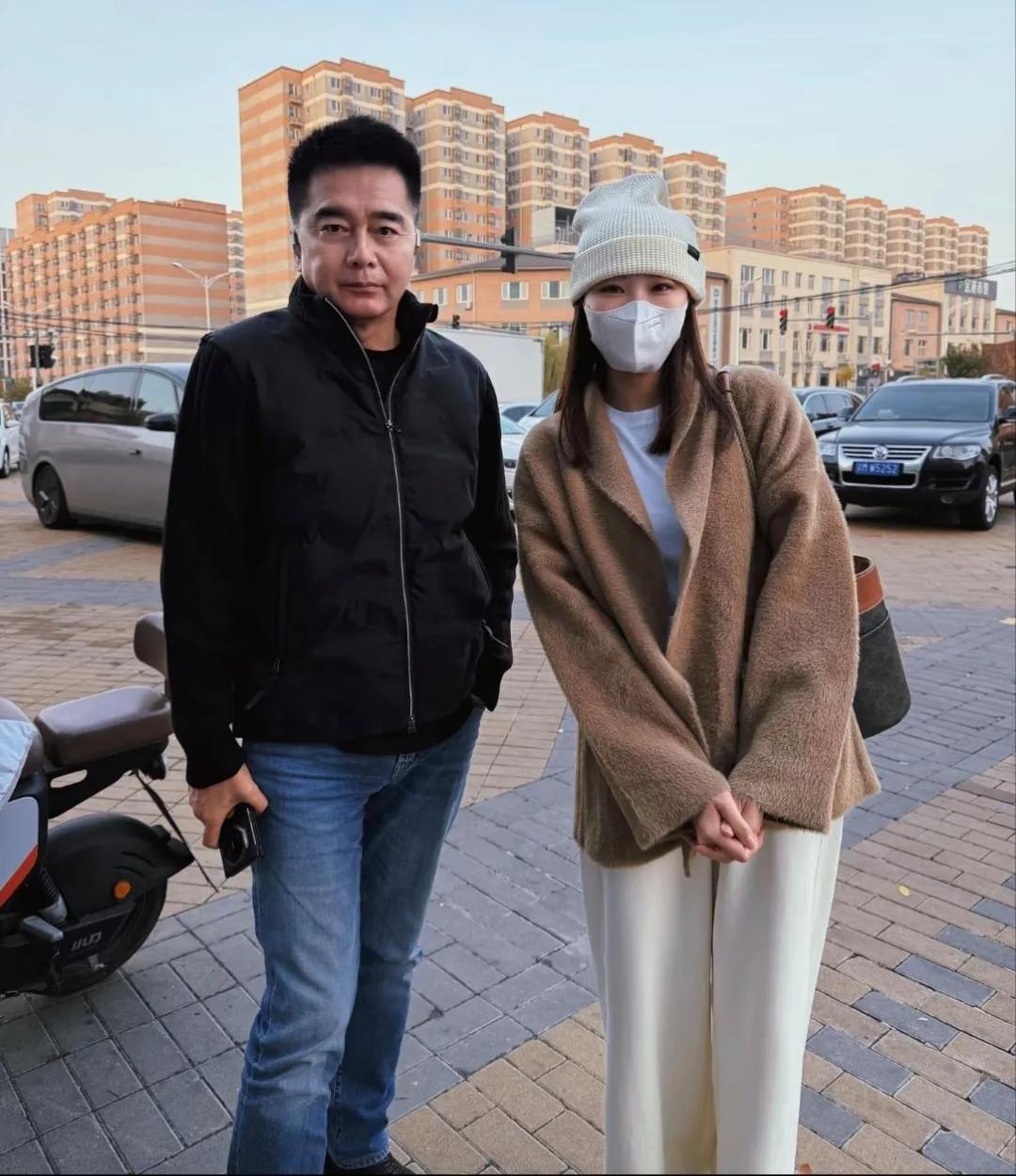 61岁许亚军线下偶遇状态绝了！
 
谁能信这是61岁的许亚军？线下被偶遇，打扮简