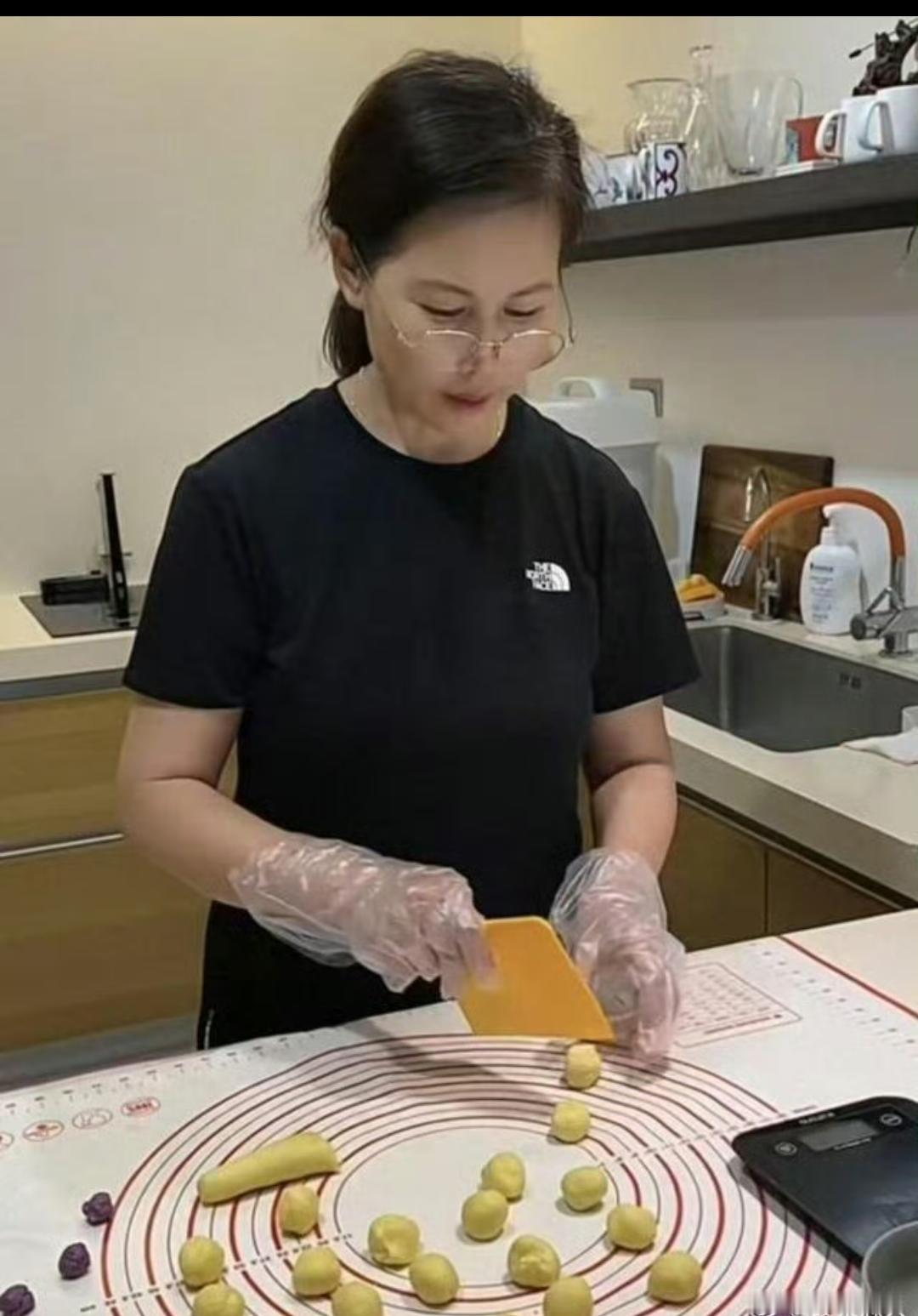 虽然是保姆的身份，但是跟孩子在一起十几年了，她跟孩子之间的关系早就升华为亲人了！