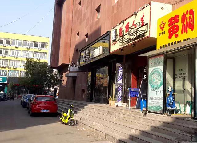 山东济南，60岁男子从理发店出来，不料遭到了一对夫妻的殴打，男子为了自保，还手了