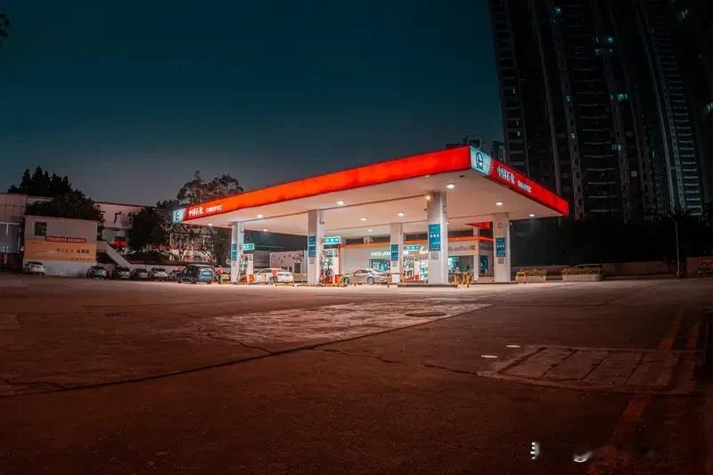 杭州出现机器人加油站，这科技感直接拉满！以前加油得等着工作人员，高峰时段还得排队