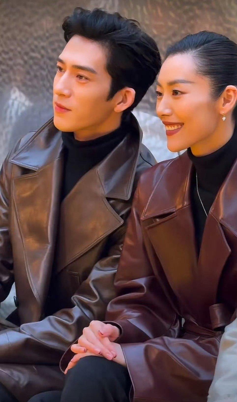 井柏然刘雯情侣装同框井柏然刘雯皮衣情侣装井柏然刘雯穿皮衣情侣装同框，两人坐一块的