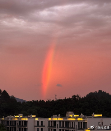 【#杭州绝美雨中晚霞#】太美了！潮新闻记者的朋友圈被杭州的#晚霞# 刷屏。很多人