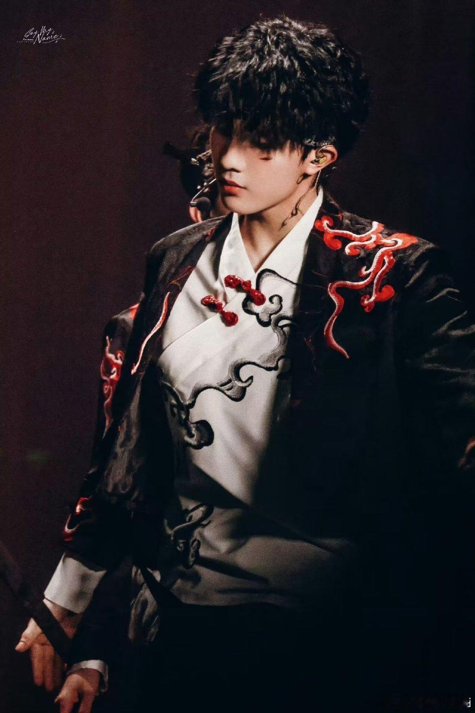 苏新皓团综古装路透苏新皓古装适配度也太高了吧，眉眼清俊身姿挺拔，随便抓拍都超有氛