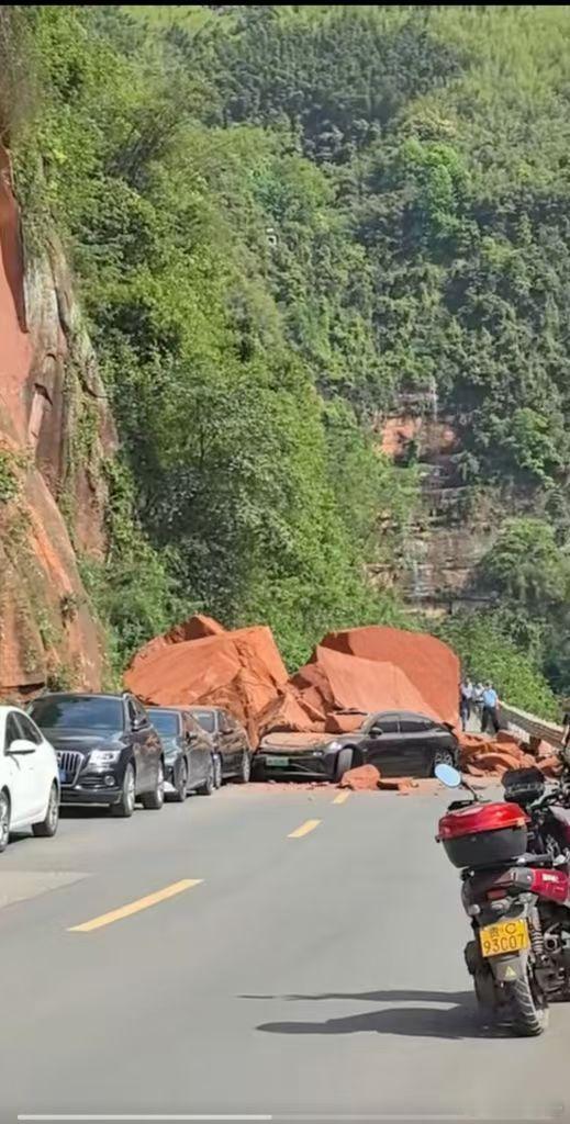 山体滑坡砸中好几台车，看到就有极氪和理想人没事就好 ​​​
