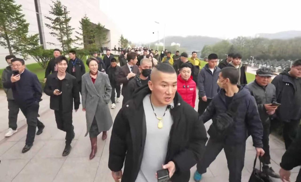 馆长大陆行第二站：丹东。

今天馆长到达丹东，参观了抗美援朝纪念馆。在纪念馆内，