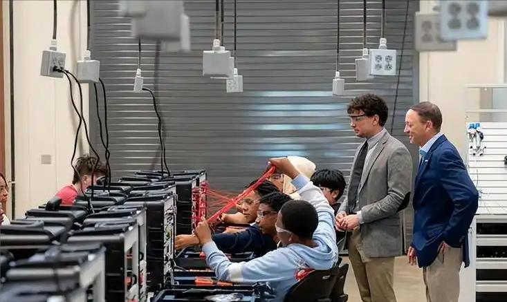 中国Kimi K3破壁，特朗普对华AI围剿遭硅谷全员反水。2026年全球AI最大