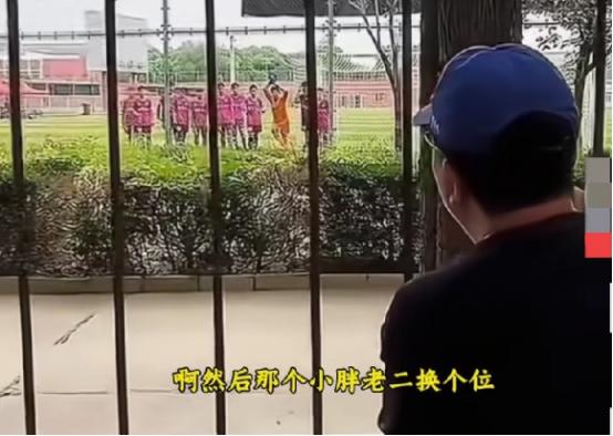 全世界足坛估计也只有中国能发生这么奇葩的事。
 
以前听董路说，总有一只看不见的