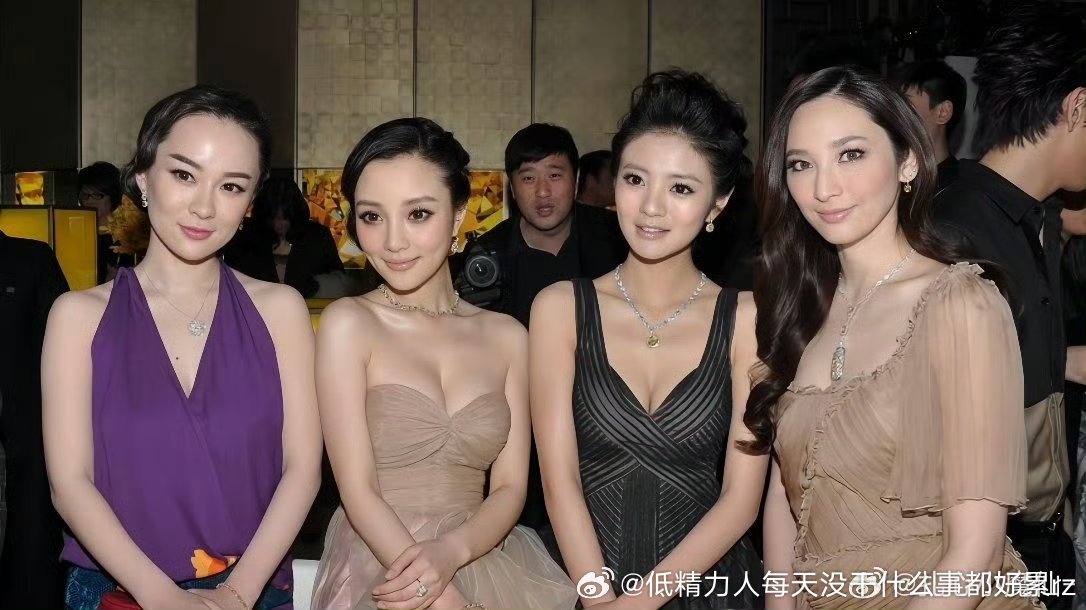左边两那时候都已经科技过了这张的话一眼就是安以轩最大气自然又漂亮 