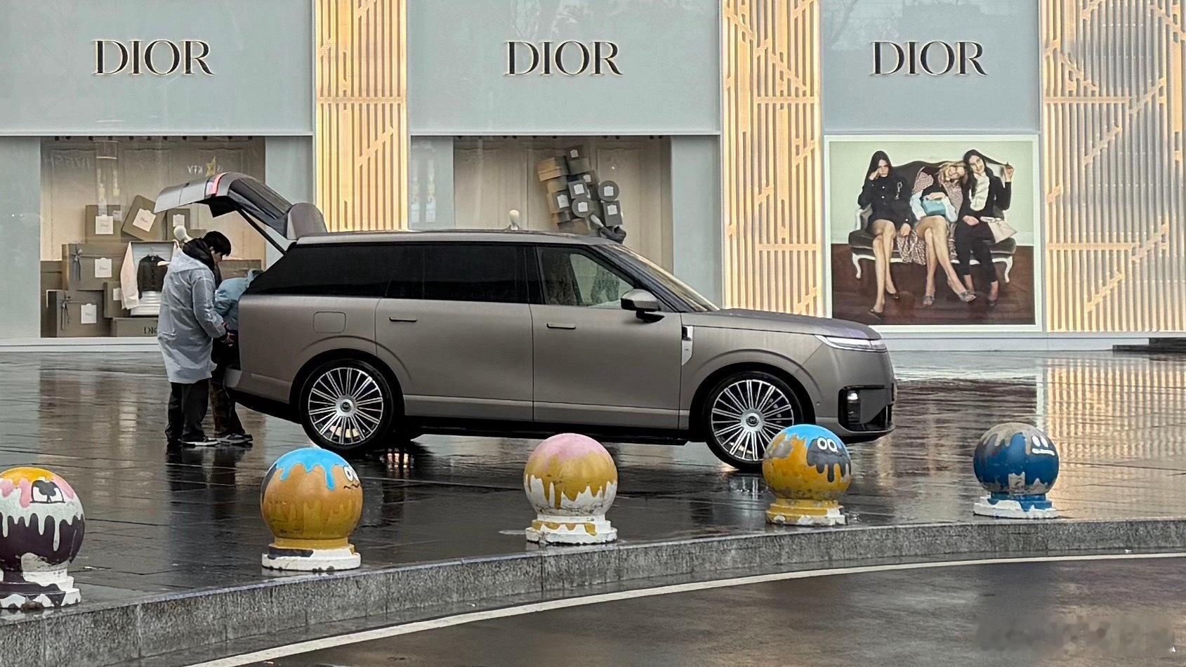 年度重磅作品小鹏GX在拍宣传片时，被路人偶遇偷拍曝光了这个车身姿态搭配哑光金，让