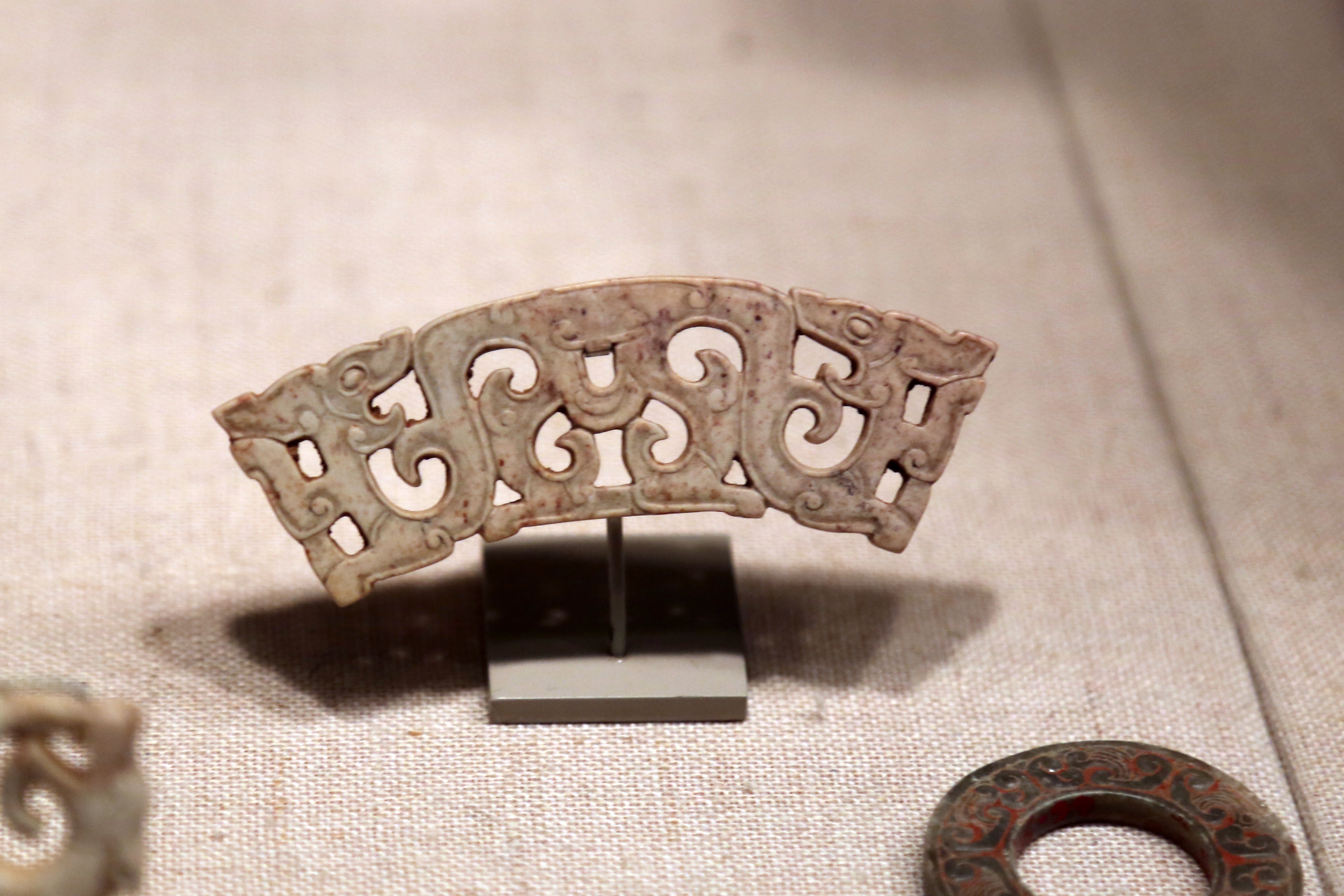 美国普林斯顿大学美术馆藏战国镂空龙纹玉璜，我摄影技术很差... 另外右下角填朱砂