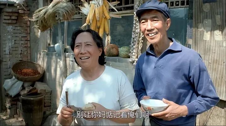 一天晚上，孙桂田突然从床上爬起来，把家里所有的门儿打开，脸色凝重看着外边，保姆疑