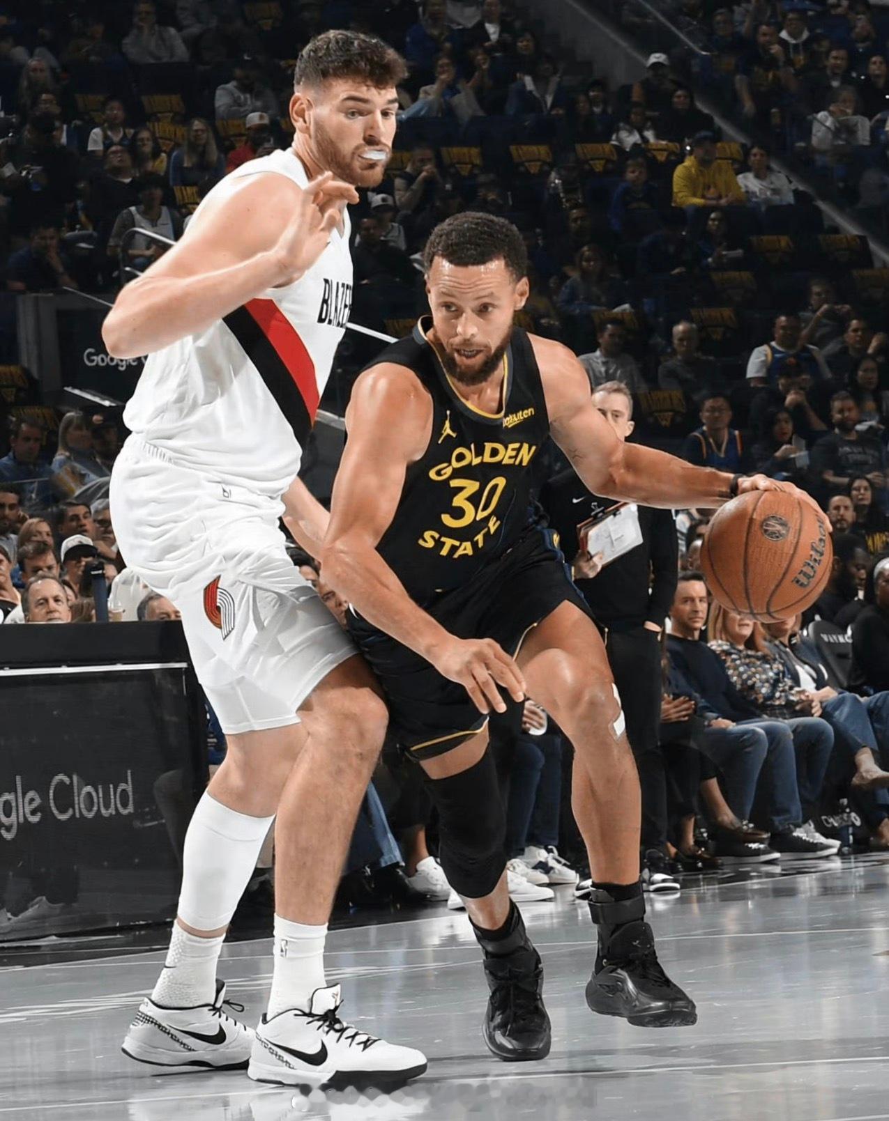 库里和安德玛真是彻底闹掰了，之前库里只会在训练的时候穿上其他品牌球鞋，他在今天的