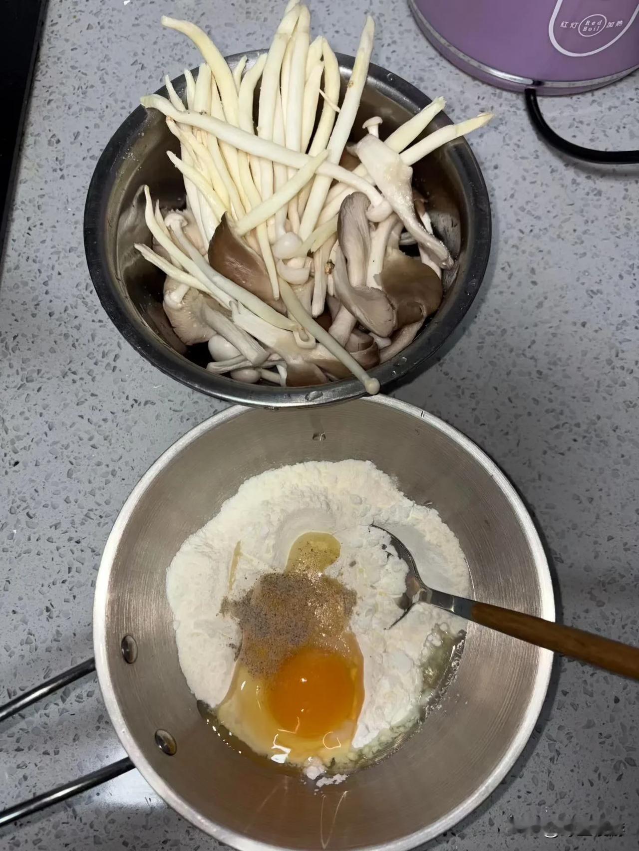最近迷上了地摊上的炸蘑菇
​就在家自己捣鼓着自己做一下
​结果轻松复刻出来，而且