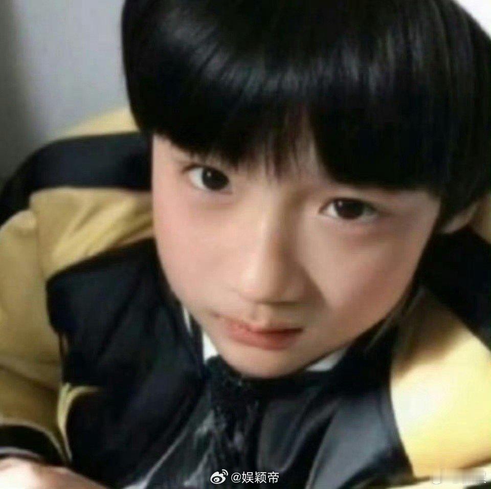 张峻豪捏衣角和小时候一模一样 音综上班直播的攥衣角小动作太戳人，张峻豪从懵懂小孩