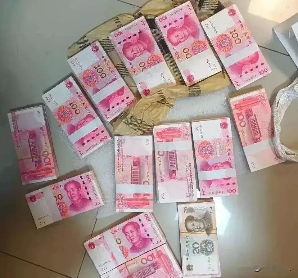 昆明惊险一幕：女子刷单被骗，请“跑腿”寄送13.9万元现金，外卖小哥带着钱冲进派