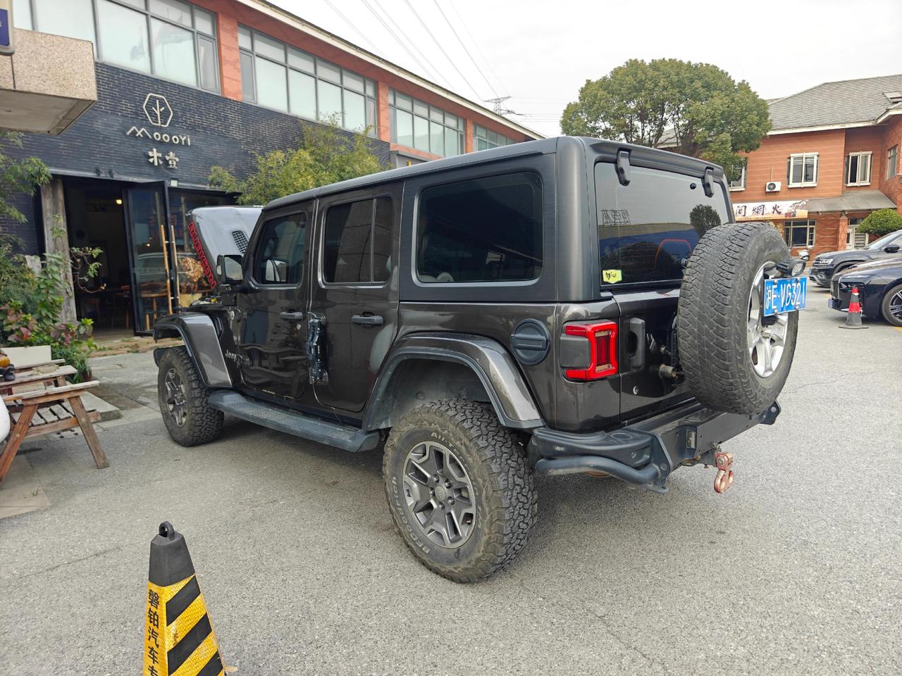 出一台20年牧马人2.0t撒哈拉JL只要18万就可以开回家！