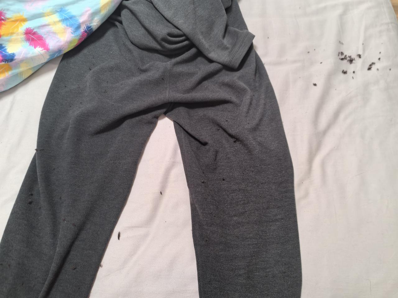 在京东松山棉店买了一款保暖内衣，睡了一晚上，早上起来惊呆了，因为满床都是掉的黑毛