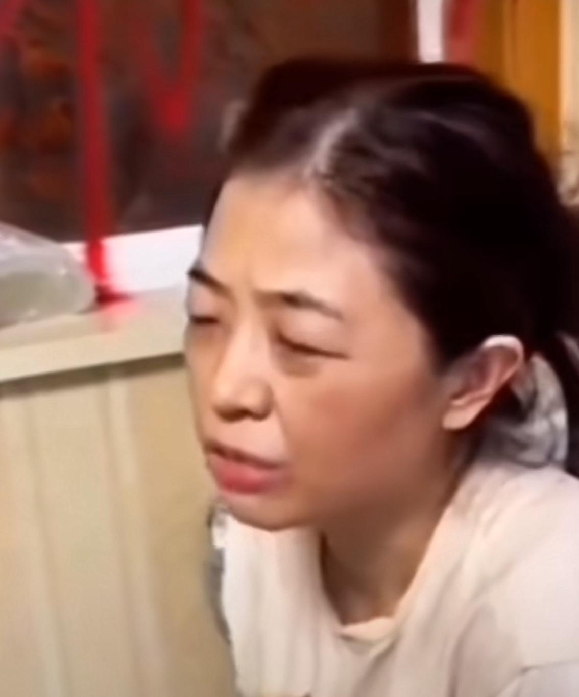 想问一下这个婆婆 ， 你是怎么做到 给你儿媳（ 被你儿子打死后） 换上干净整洁衣