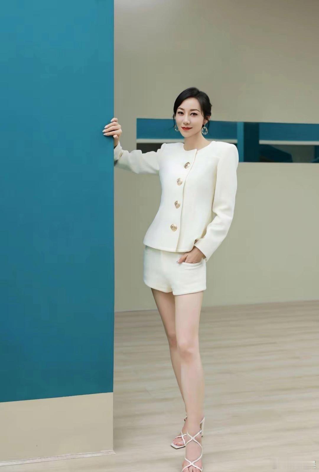 韩雪身材纤细又挺拔，气质清冷高级，美得恰到好处！ 