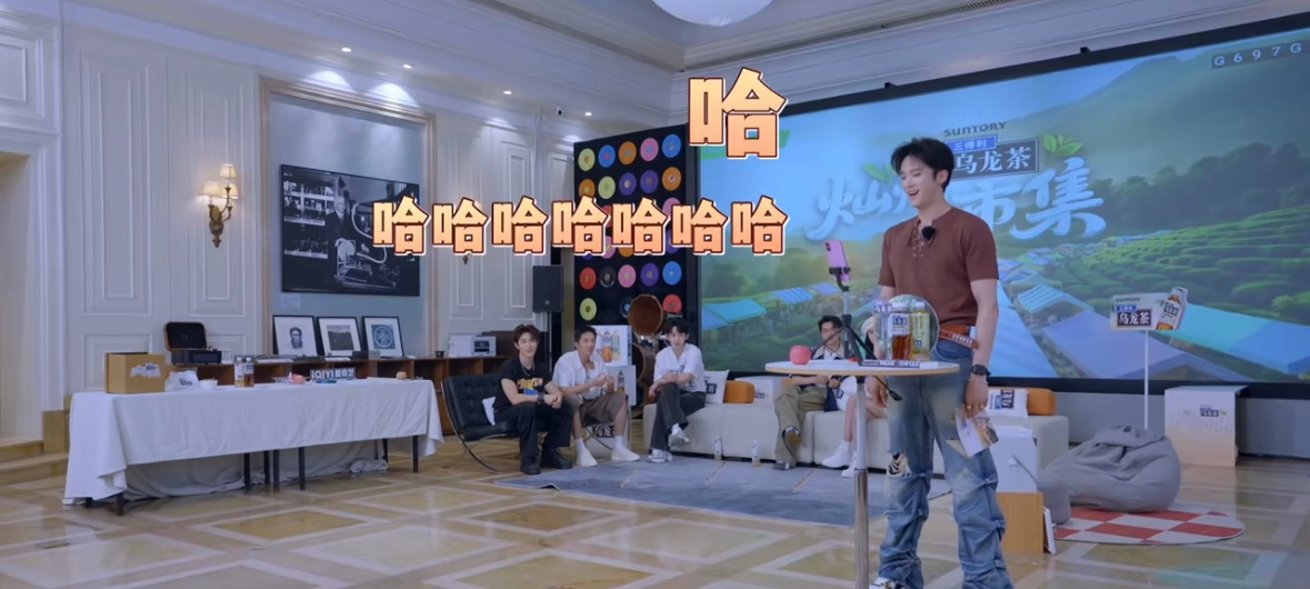闫桉闭嘴撕漫男张嘴喜剧人闫桉表面一张顶级神颜，高冷大帅哥的长相，结果一开口也太搞