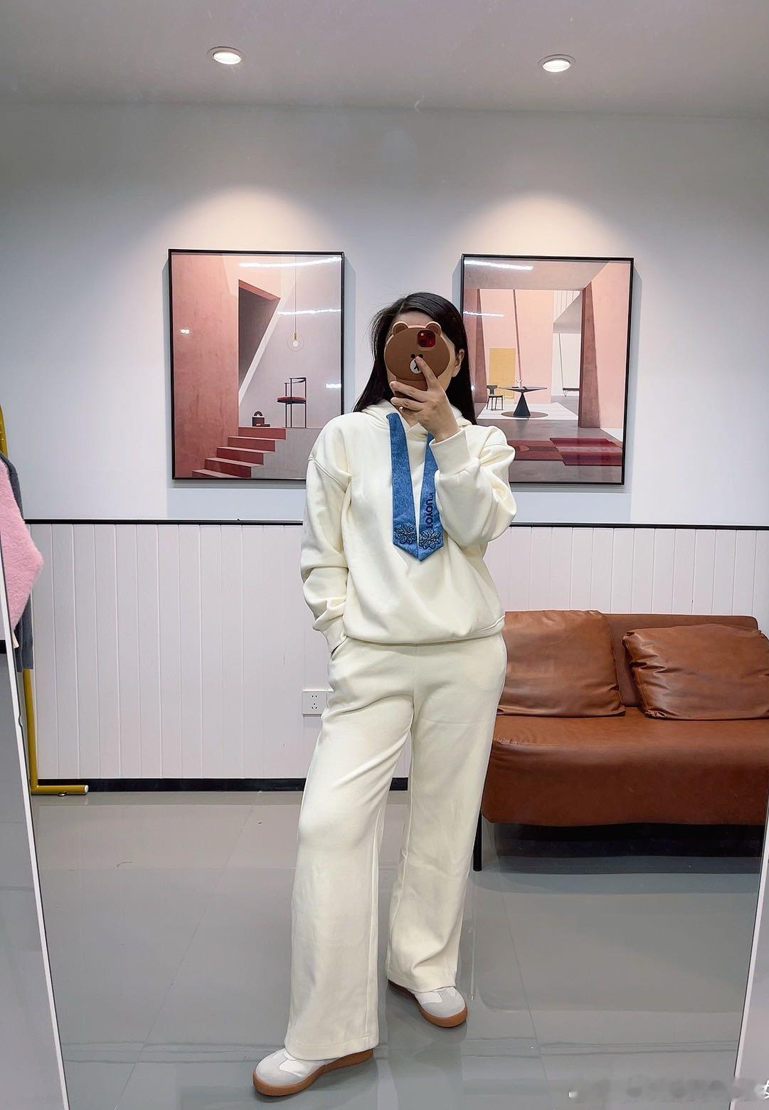 杭杭好物 再来推荐两件初语的卫衣和一件毛衣~图一到图三的这款加绒卫衣，无论是版型