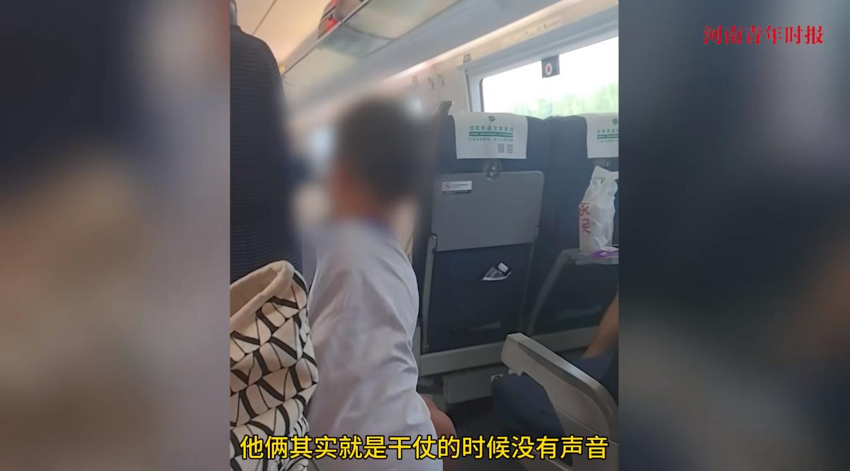 “笑不活了！”近日，两个小男孩在上海开往大连的高铁上，因为互相看不惯对方而打架，