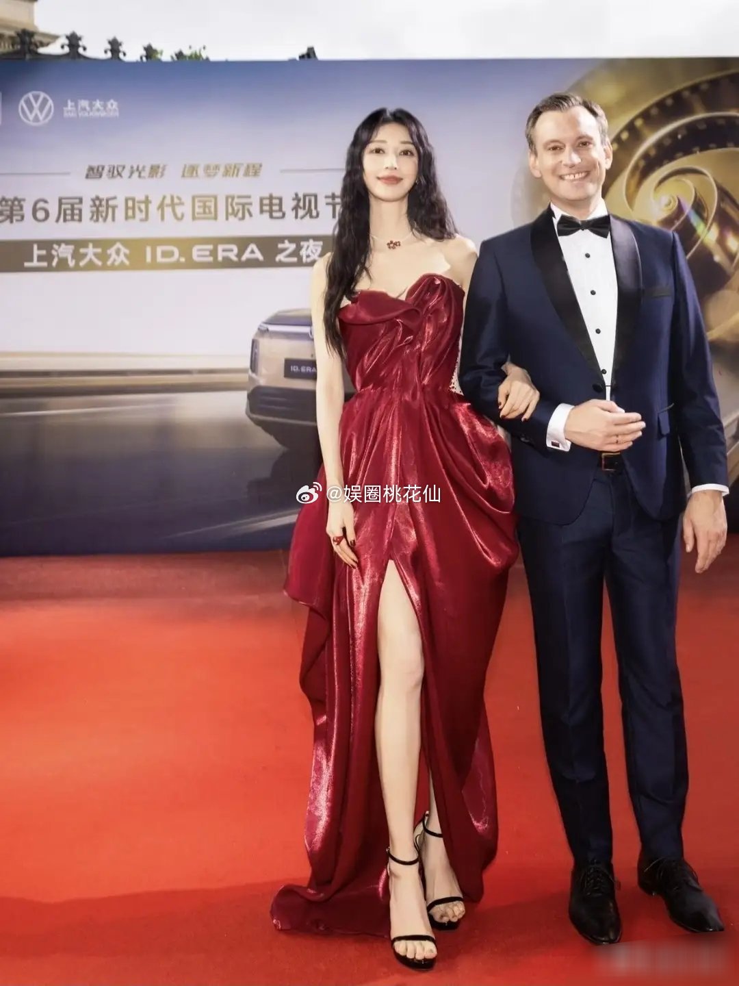 张俪出席活动，黑色高跟衬得脚白皙，穿红裙美的很耀眼！！！！！！ 