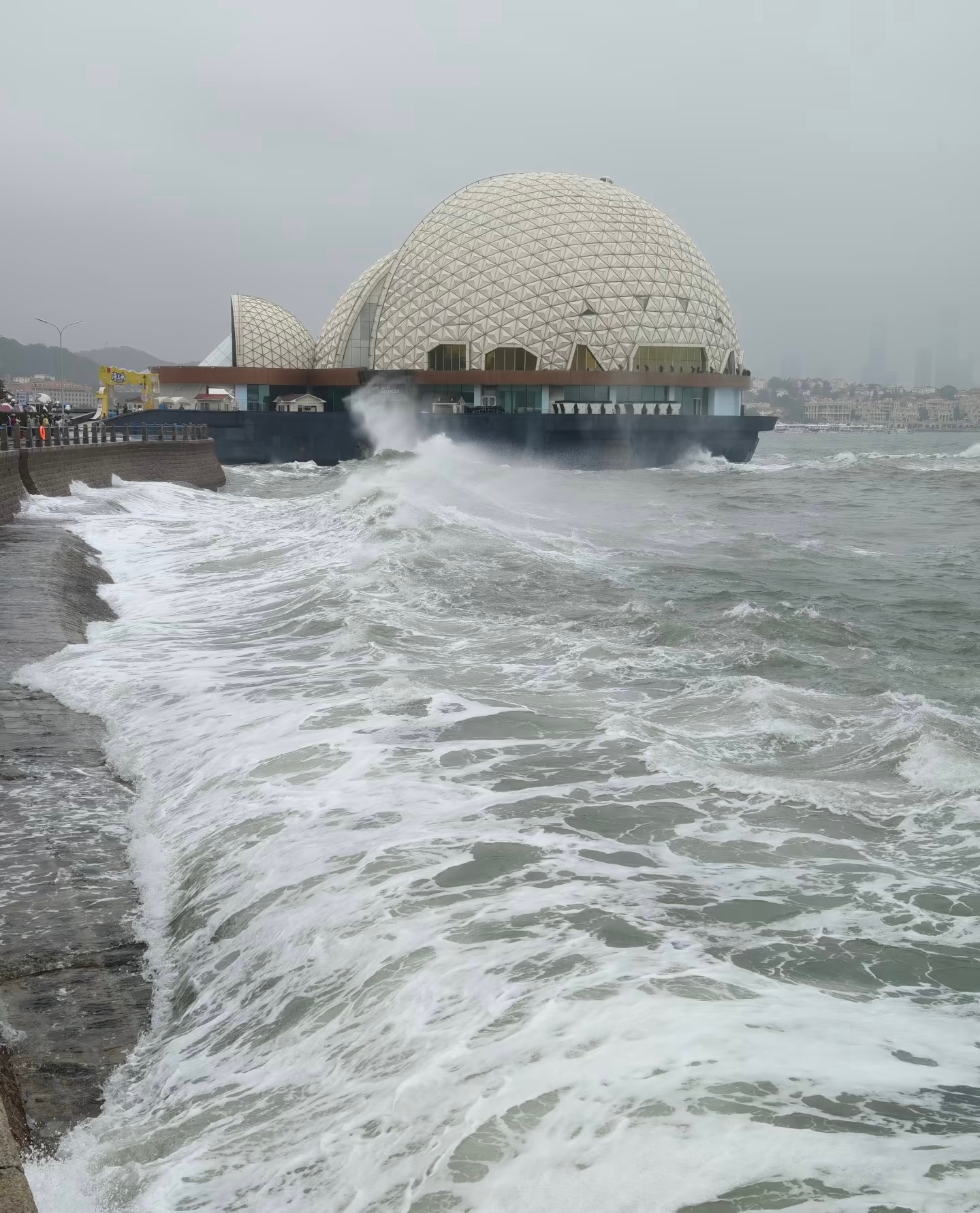 青岛 海水倒灌，我青岛的朋友发给我的live图，朋友说岸边有很多来看浪的人，注意