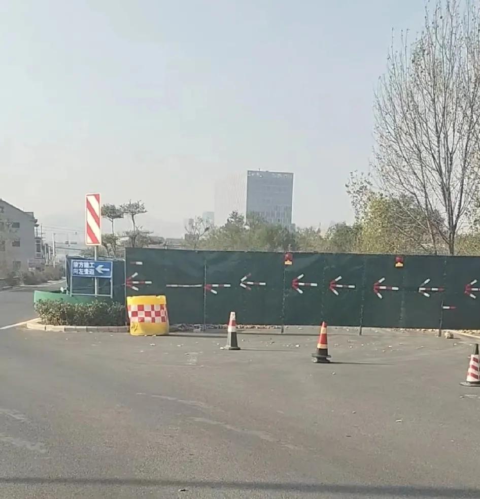 即墨区鳌山卫街道盘龙庄村南的问海路施工路段东头已经加装了围挡，贴上了反光指示剪头