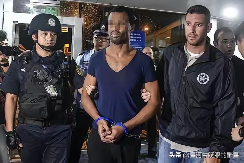 一个逃了二十多年的美国重犯，在中国被抓住了。
7月23日，上海浦东国际机场。
一