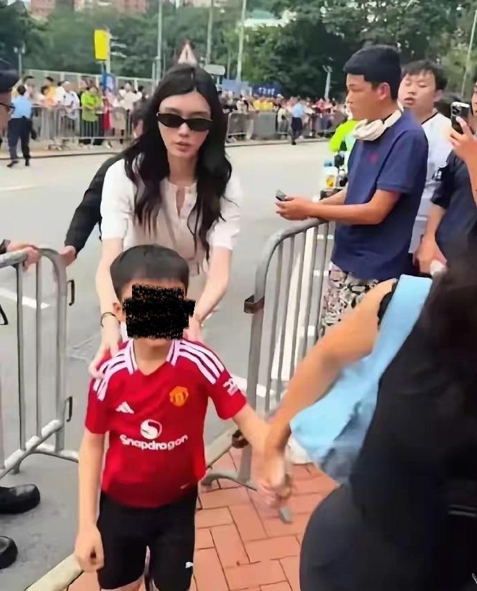 最近奚梦瑶带着儿子一起外出，她这次搭配的很素雅，看起来像个漂亮的大姐姐。

奚梦